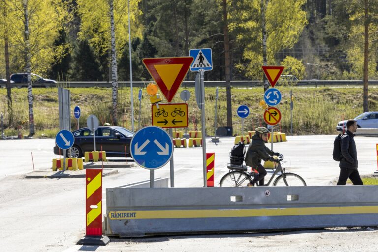 Rakentamistyömaan liikennemerkkiviidakkoa Savilahdessa.