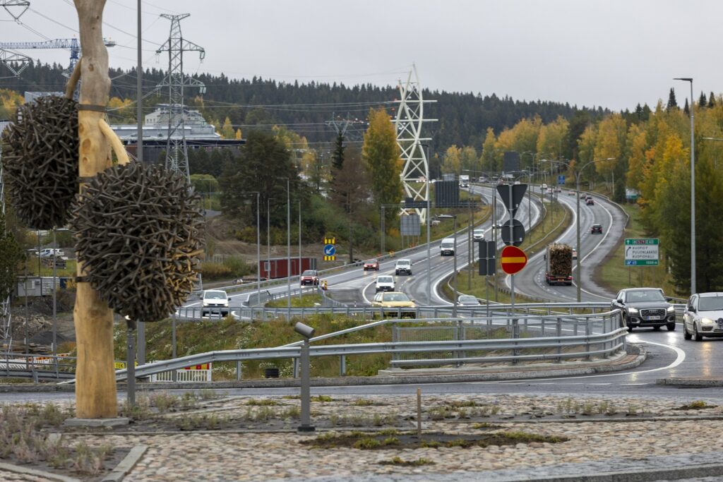 Savilahdessa sijaitsevat Kauden satoa -teos ja Viäntö-voimajohtopylväs.