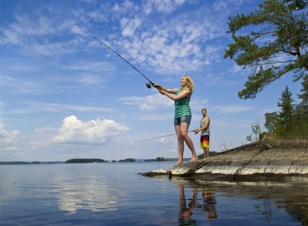 kaksi kalastajaa kallavedellä kuopiossa