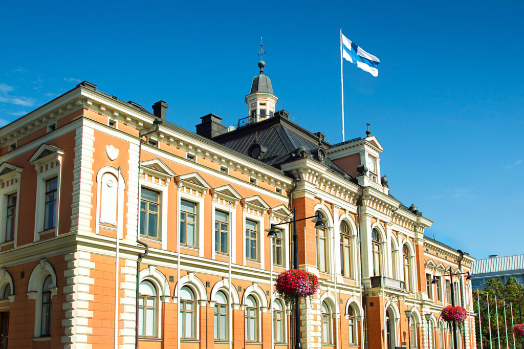 Tyylillisesti uusrenessanssia edustava Kuopion kaupungintalo, jonka katolla liehuu Suomen lippu.