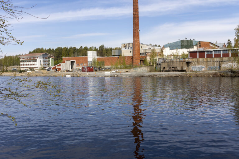 Kuvassa etualalla Kallavettä ja taustalla Itkonniemen teollisuusalueen rakennuksia