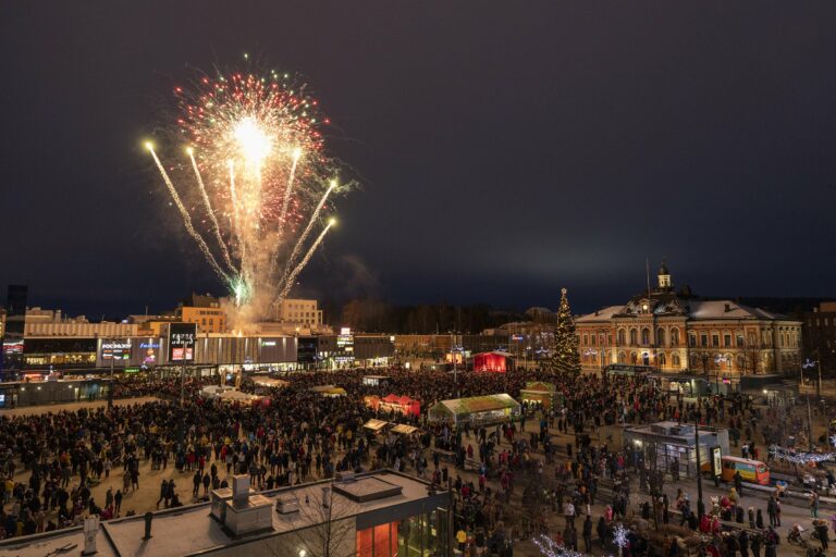 Kuopion joulukauden avajaiset 2022, ilotulitus Kuopion torilla.