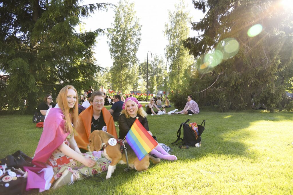 Ihmisiä Pride-piknikillä Snellmanin puistossa