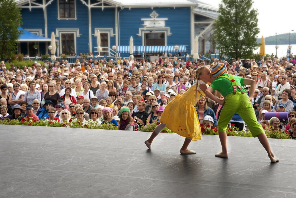 Kuopio Tanssii ja Soi -festivaali Kuopion matkustajasatamassa, lavalla kaksi lasta esiintymässä.