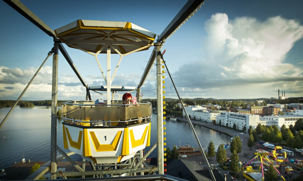 Tivoli Kuopion matkustajasatamassa, ilmakuvassa maailmanpyörän vaunu.