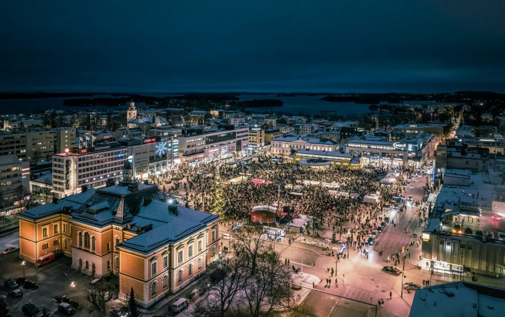 Kuopion tori, ilmakuva yöllisessä valaistuksessa.