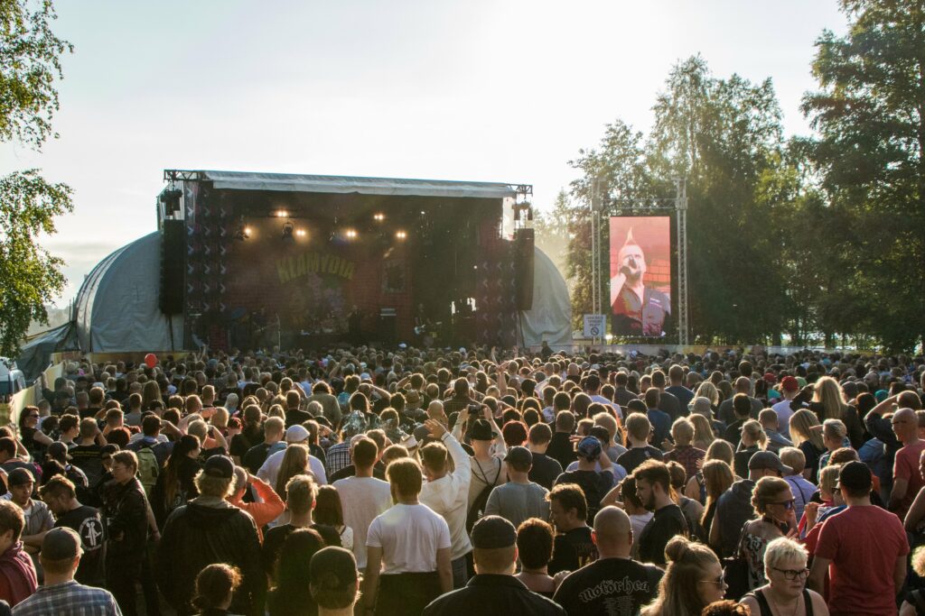 Kuopiorock -festivaalin yleisöä ja esiintymislava