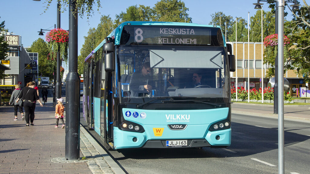 Kuopion seudun joukkoliikenteen bussi kadulla kesäisenä päivänä