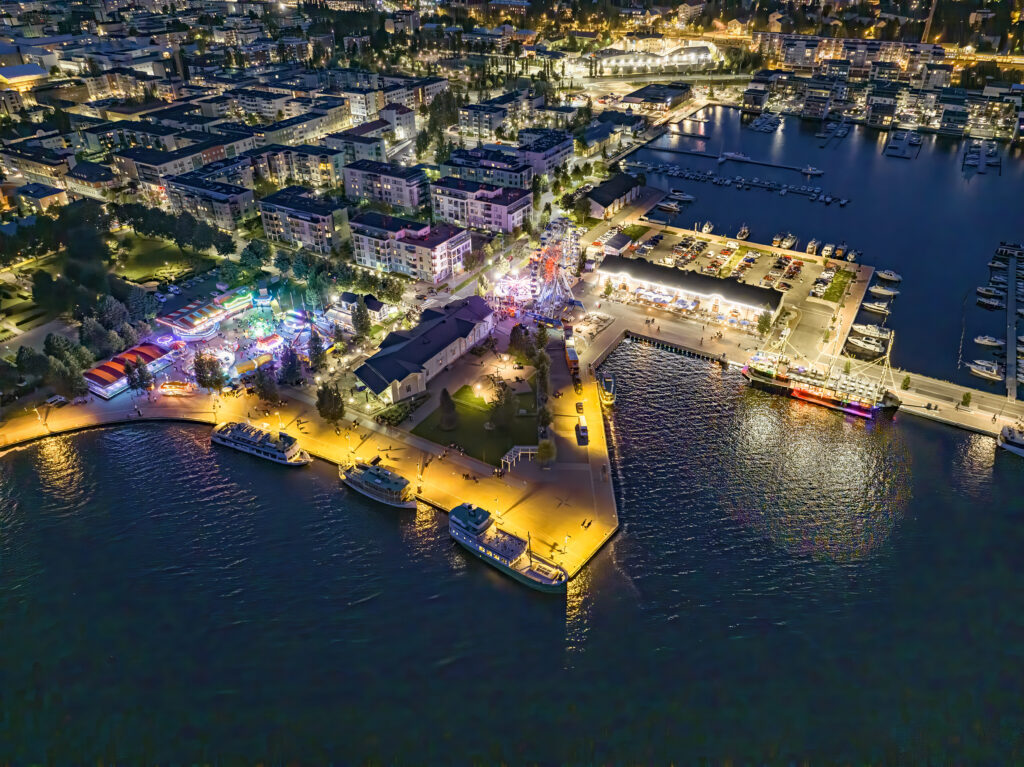 Ilmakuva Kuopion satamasta Sataman yö tapahtumassa, tivolivalot