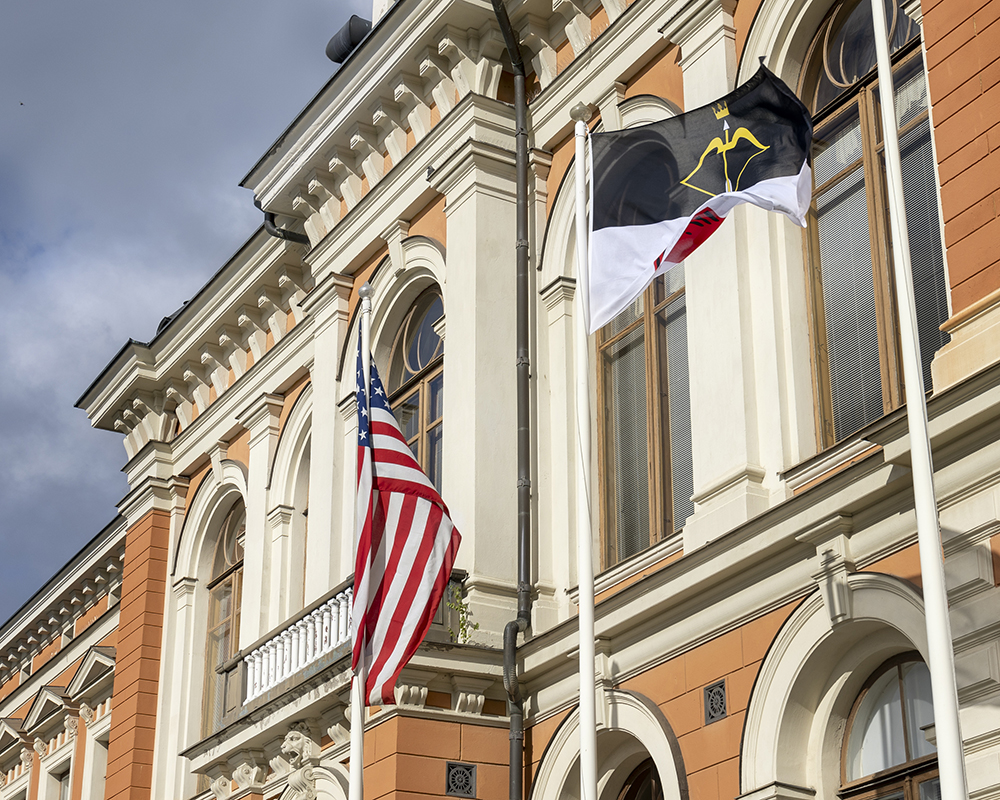 Yhdysvaltojen lippu ja Kuopion kaupungin lippu kaupungintalon lipputangoissa