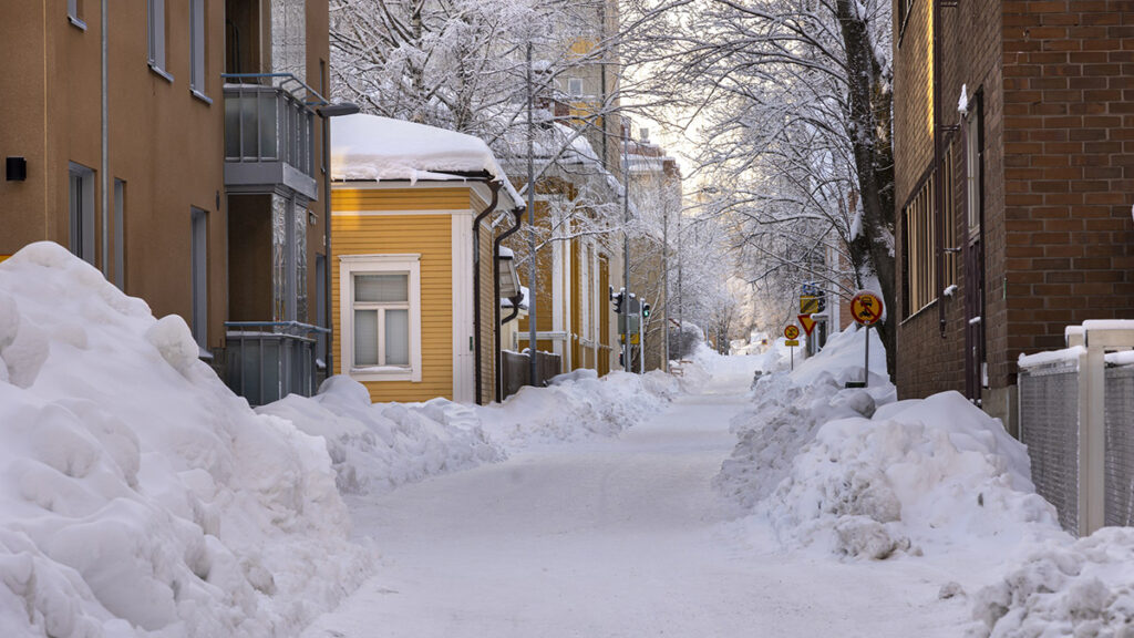 Luminen katu, jonka molemmilla puolilla on rakennuksia.