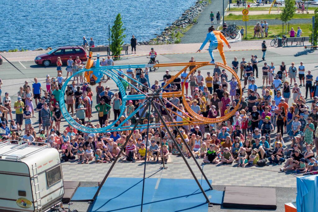 Kuopion sataman aallonmurtaja kesäisessä tapahtumassa, sirkusesitys