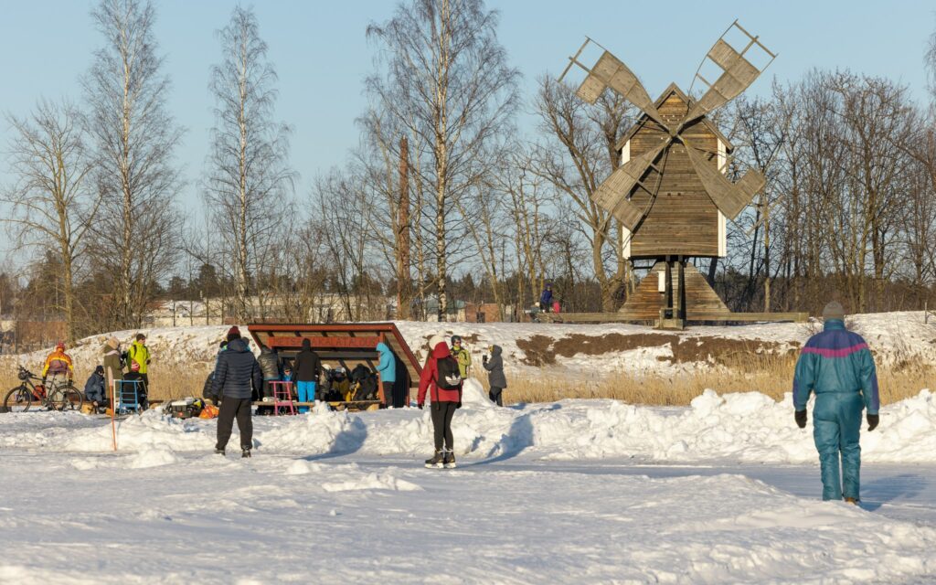 Luistelijat ja muut jäällä ulkoilevat suuntaavat Vasikkasaaren laavulle makkaranpaistoon.