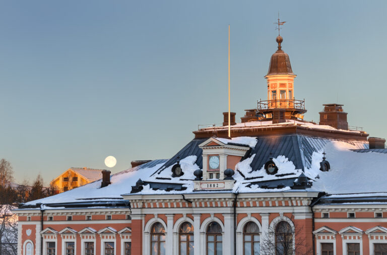 Kuopion kaupungintalo aamuvalossa talvella.