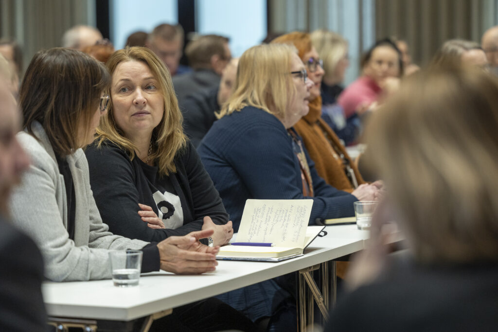 Kuvassa parikeskustelua esihenkilöseminaarissa keväällä 2024.