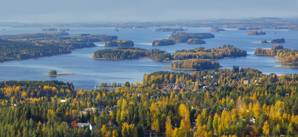 Saaristomaisemaa kuvattuna Puijontornista.