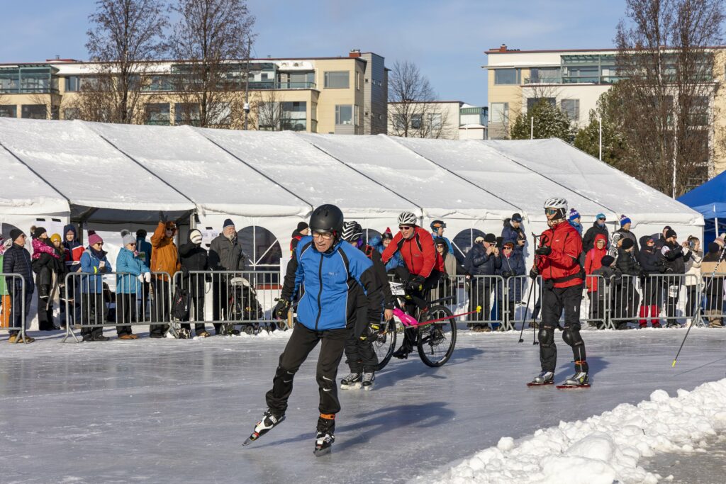 Luistelijoita ja pyöräilijöitä Kallaveden jäämaratonradalla.