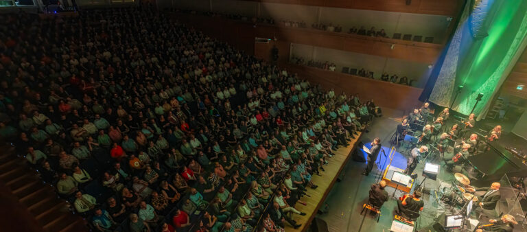 Katsomo täynnä yleisöä ja orkesteri lavalla Ruikonperän sinfonia -konsertissa 2023.
