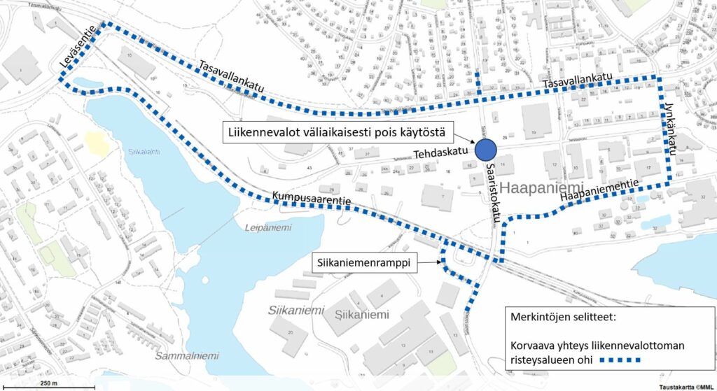 Karttakuva, johon on merkitty sinisellä katkoviivalla vaihtoehtoinen kiertoreitti työmaan ohi.