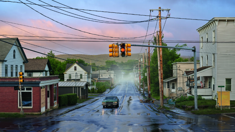 Gregory Crewdsonin valokuvateos, Alone Street, from An Eclipse of Moths series 2018-2019. Näkymä kaupunkiin, yksinäinen auto liikennevaloissa.