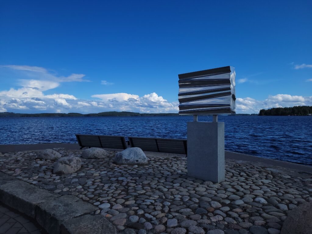 Kuva taideteoksesta rannalla.
