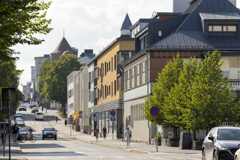 Kuopion Kauppakatu kuvattuna satamasta päin.