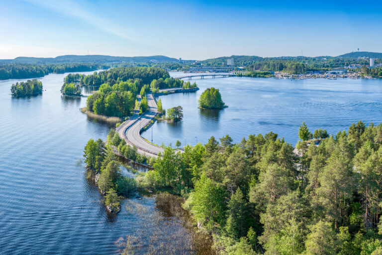 Maisemakuva saaristokadusta kesällä.