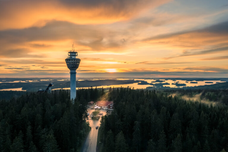 Puijon mäki, jonka keskellä Puijon torni, taustalla auringonlasku.