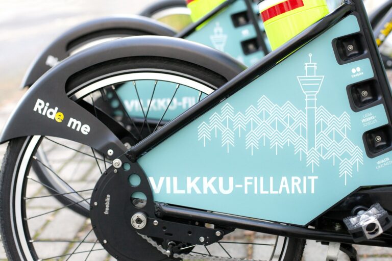 Kaupunkipyörä parkissa.