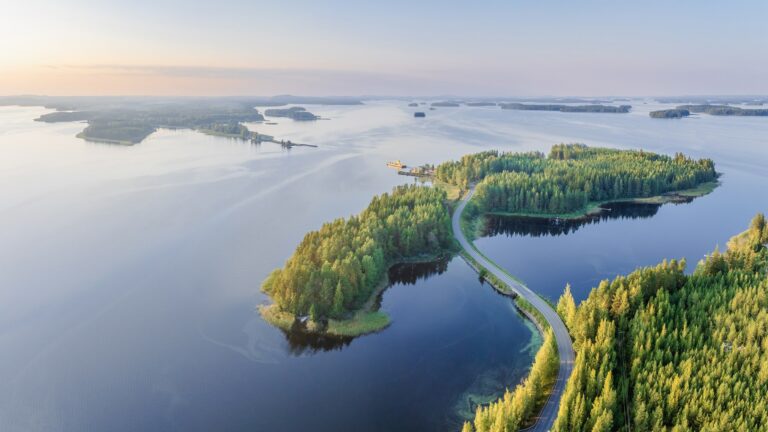 Pieni saari Kallevedellä kesäisenä päivänä.