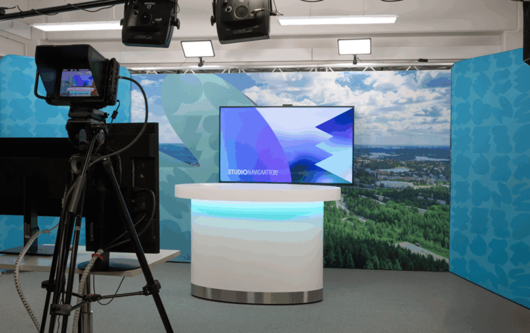 StudioNavigaattorin studion kuvauspaikka ja kamera.